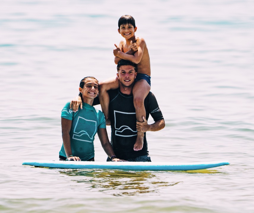 Grupo de surfistas com pranchas na praia